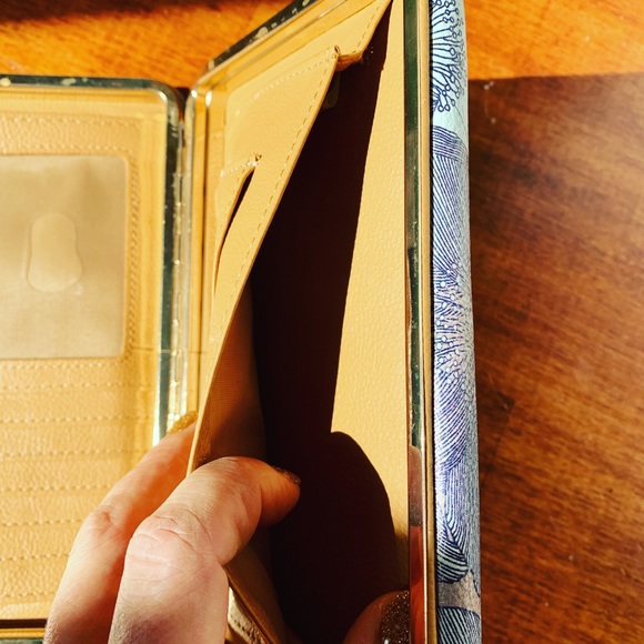 Blue Floral 🌺 Wallet Clutch 👛 - Super cute addition to your collection! - Picture 6 of 7